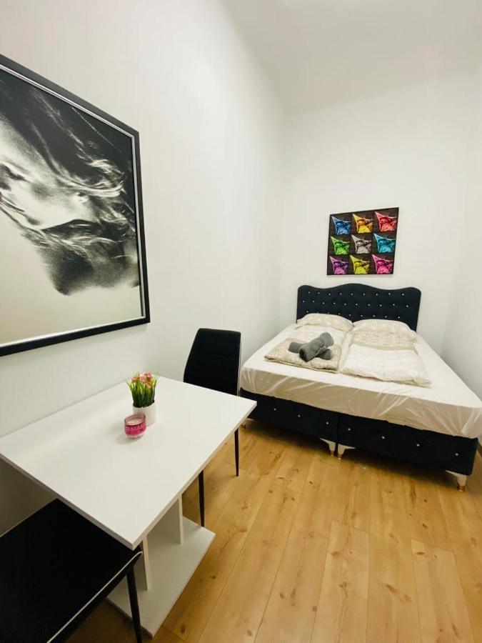 Quad-Room Near Prater Stern Wenen Buitenkant foto